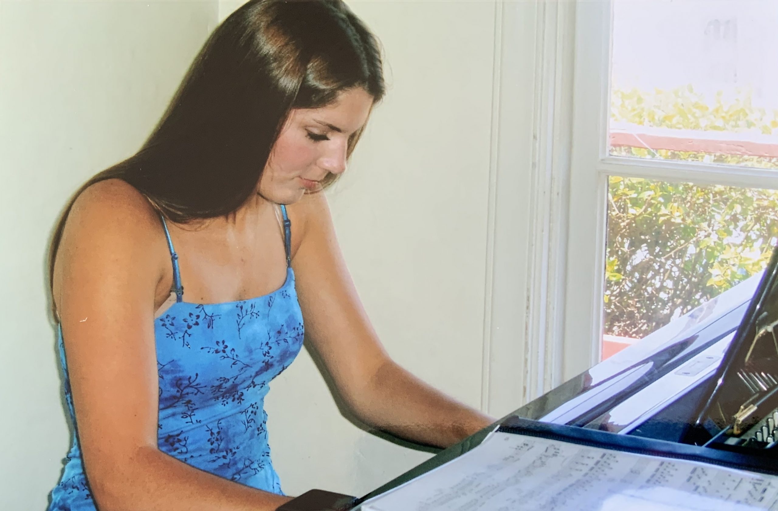 Young Tara playing the piano at 16 years old